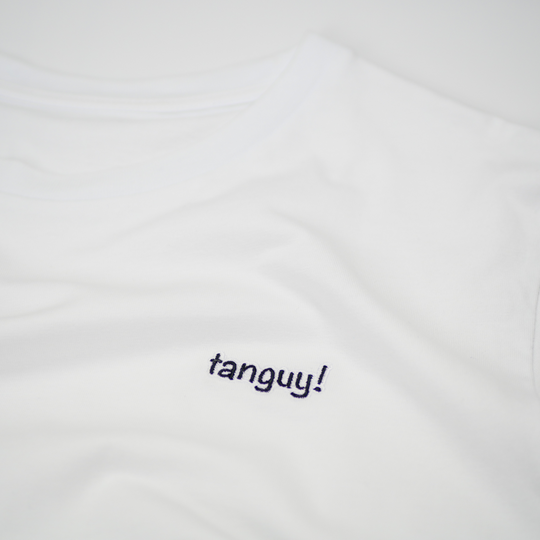 タンギアーツ白のメンズオリジナルロゴサスティナブルTシャツ - ロゴ拡大表示