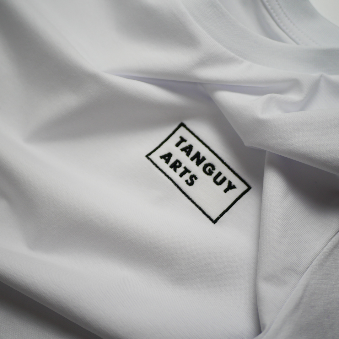 タンギアーツ白のレディースモダンロゴサスティナブルTシャツ - ロゴ拡大表示