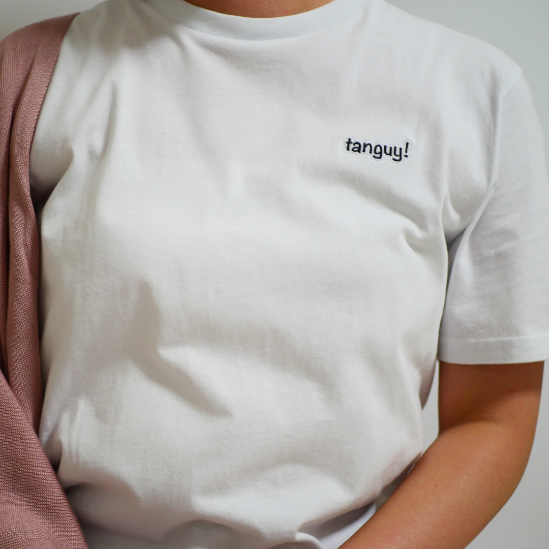 タンギアーツ白のレディースオリジナルロゴサスティナブルTシャツ - モデルビュー